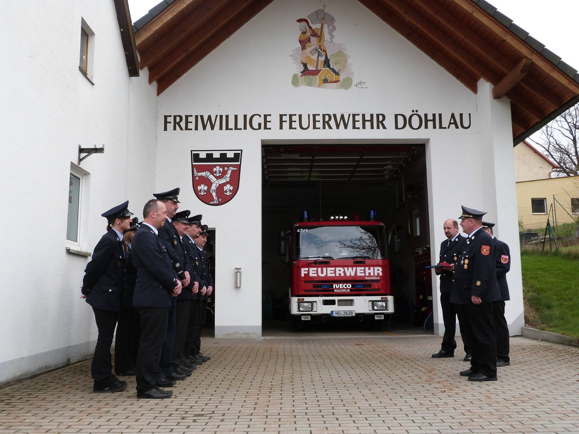 Gerätehaus der Freiwilligen Feuerwehr Döhlau mit angetretener Mannschaft