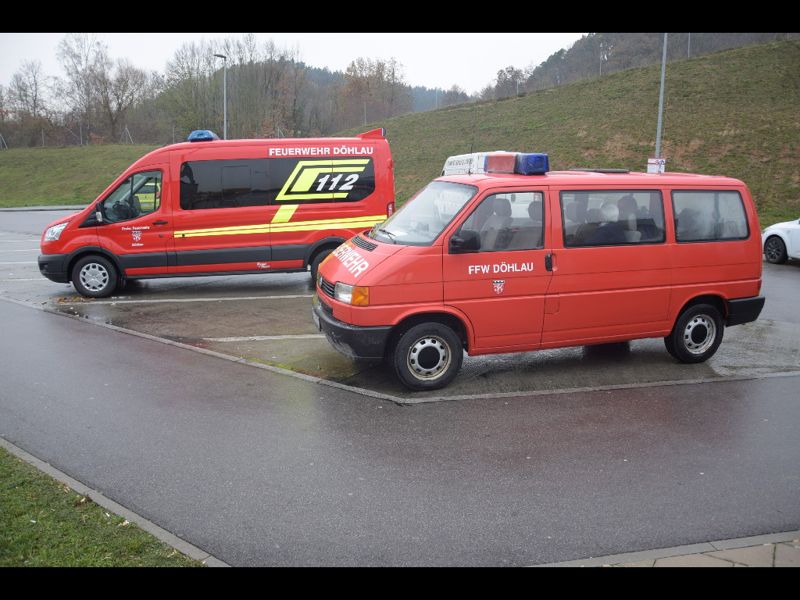 Das Mehrzweckfahrzeug der Feuerwehr Döhlau neben seinem Vorgänger